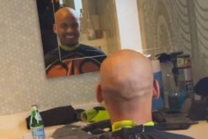 光头法比尼奥在巴西国家队理发，库尼亚和两名队友看热闹